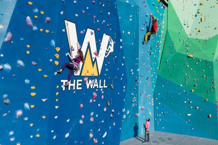 escalando el muro the wall